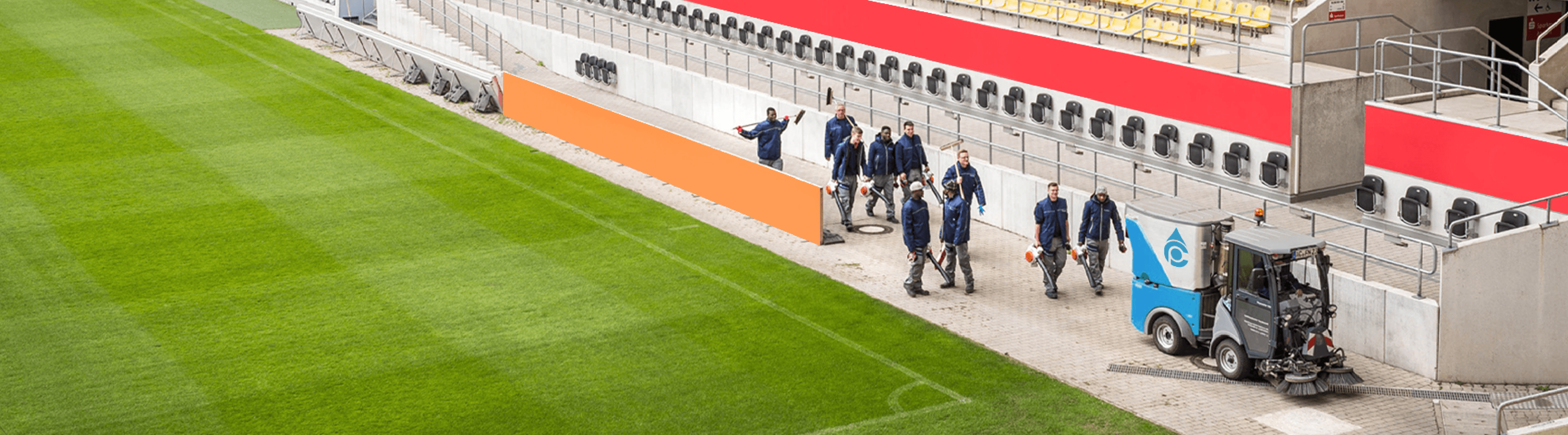 Das Team von puraclean während einer Gebäudereinigung in Stuttgart